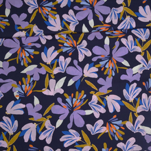 Katoen donkerblauw met lila bloemen